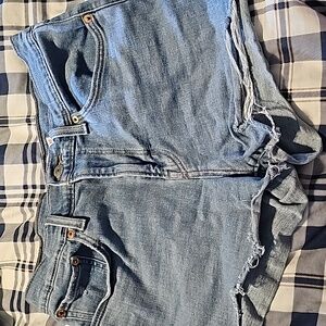 Levi Lighht Wash Jean Shorts!